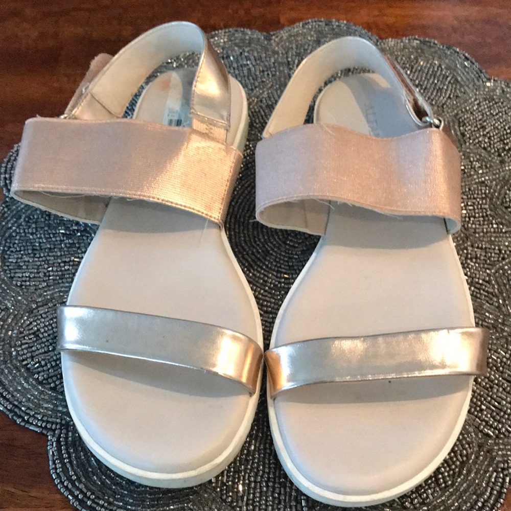 Sandals - Picture 2 of 6